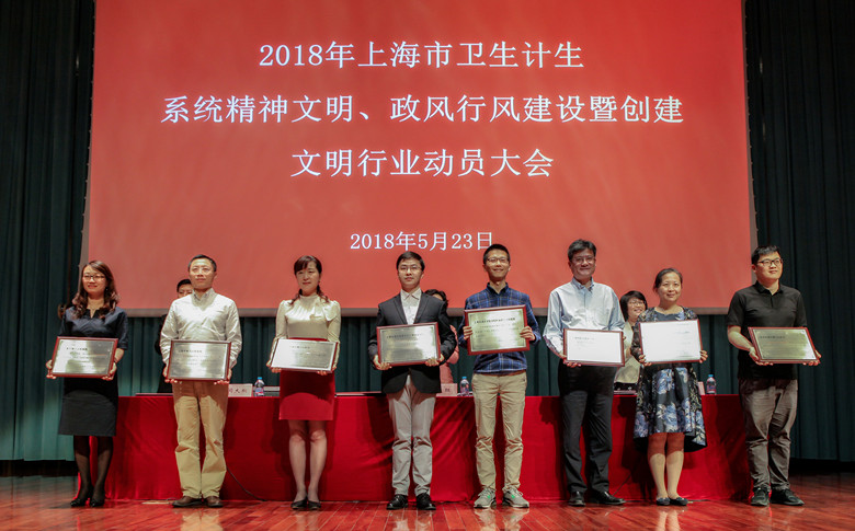 C:\Users\dell\Desktop\高炬副书记代表医院领奖_副本_副本.jpg C:\Users\dell\Desktop\高炬副书记代表医院领奖_副本_副本.jpg
