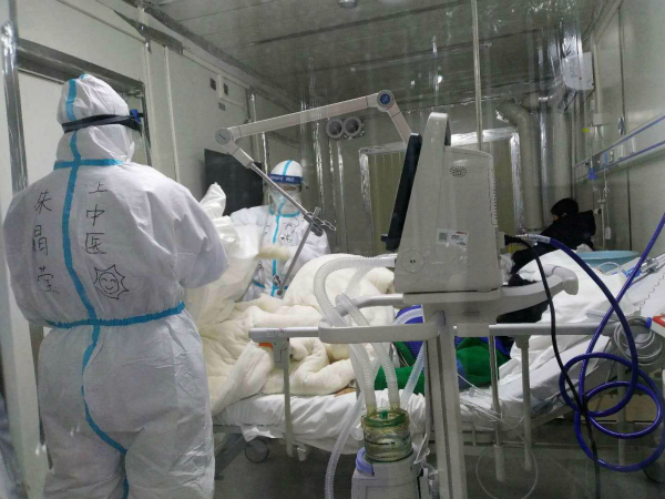 图说:朱晶莹在护理病人 作者供图.jpg