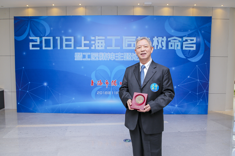 陆金根教授领奖_副本.jpg 陆金根教授领奖_副本.jpg