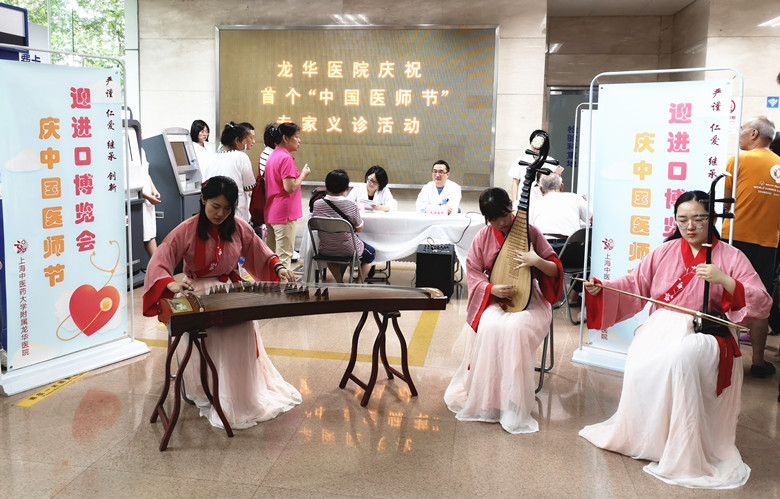 民乐表演_副本.jpg 民乐表演_副本.jpg