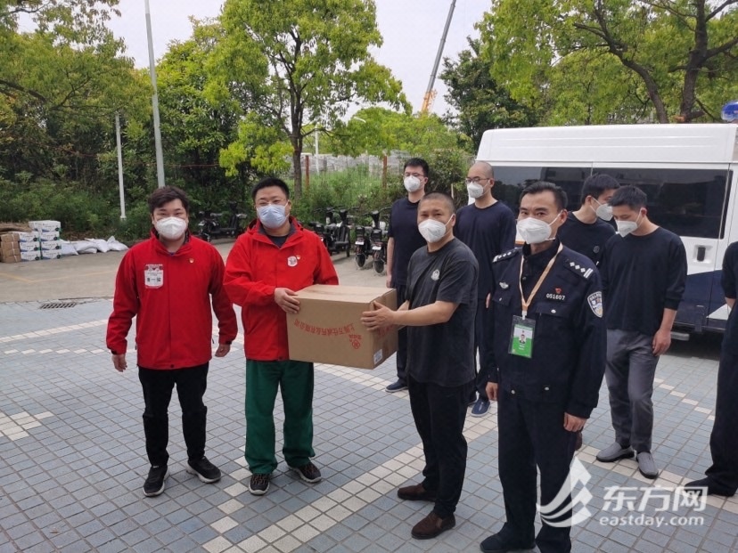 龙华医院向公安民警赠送防疫中药