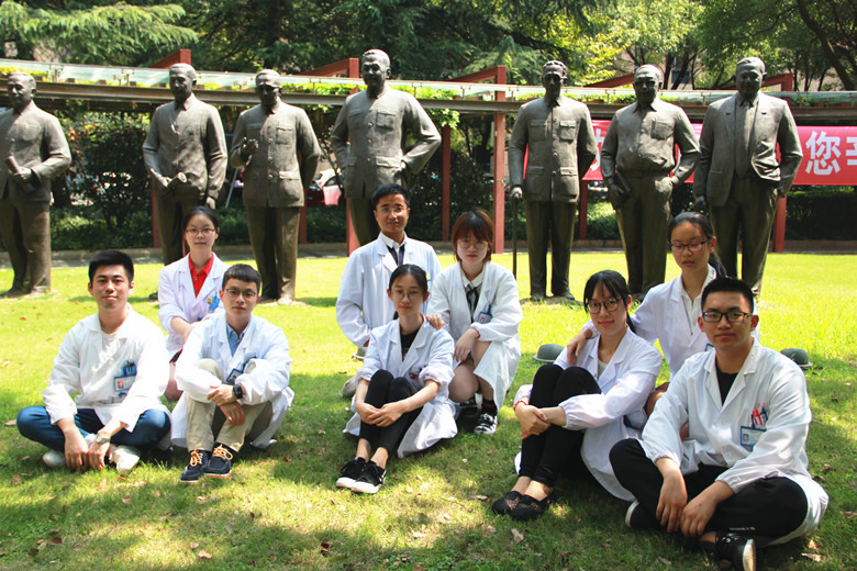 学生合影_副本.jpg 学生合影_副本.jpg
