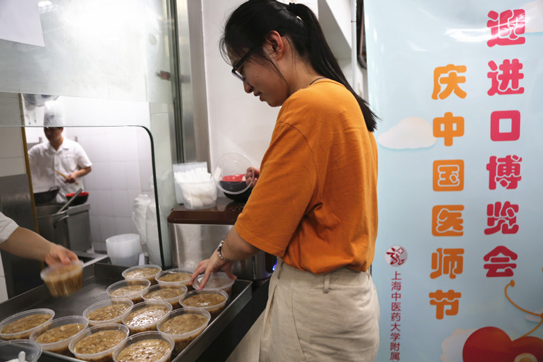 发放药膳粥_副本.jpg 发放药膳粥_副本.jpg