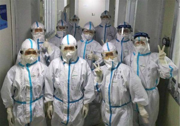 图说:上海国家中医医疗队队员在雷神山医院 作者供图.jpg