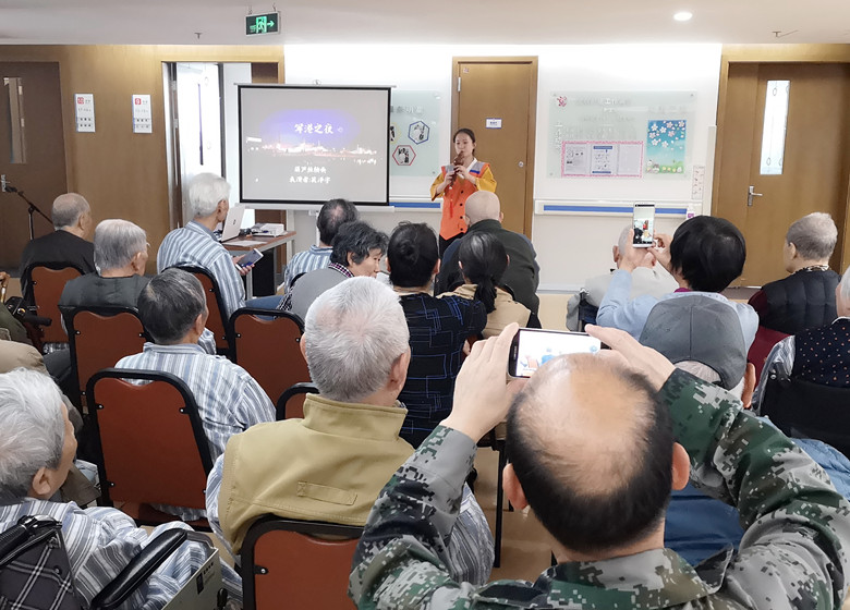 看表演.jpg 看表演.jpg