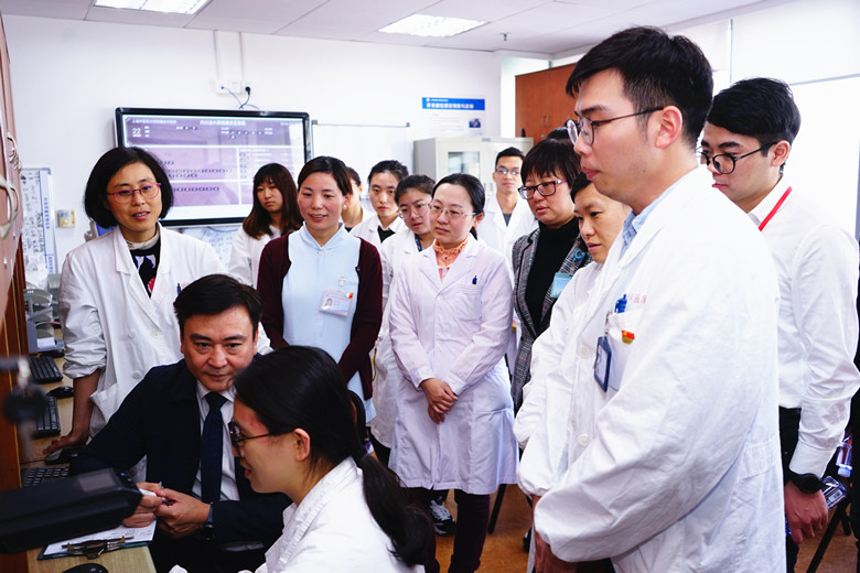 C:\Users\dell\Desktop\(微信版)龙华医院通过HIMSS EMRAM七级评审\压缩版图\实地访视2_副本.jpg C:\Users\dell\Desktop\(微信版)龙华医院通过HIMSS EMRAM七级评审\压缩版图\实地访视2_副本.jpg