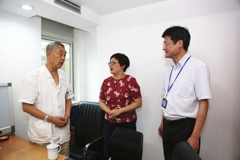 院领导向老专家奉茶_副本.jpg 院领导向老专家奉茶_副本.jpg
