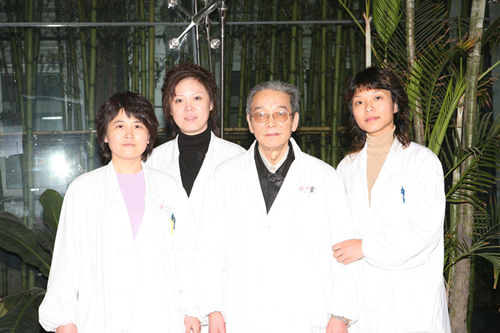 邹菊生工作室合影_副本.jpg 邹菊生工作室合影_副本.jpg
